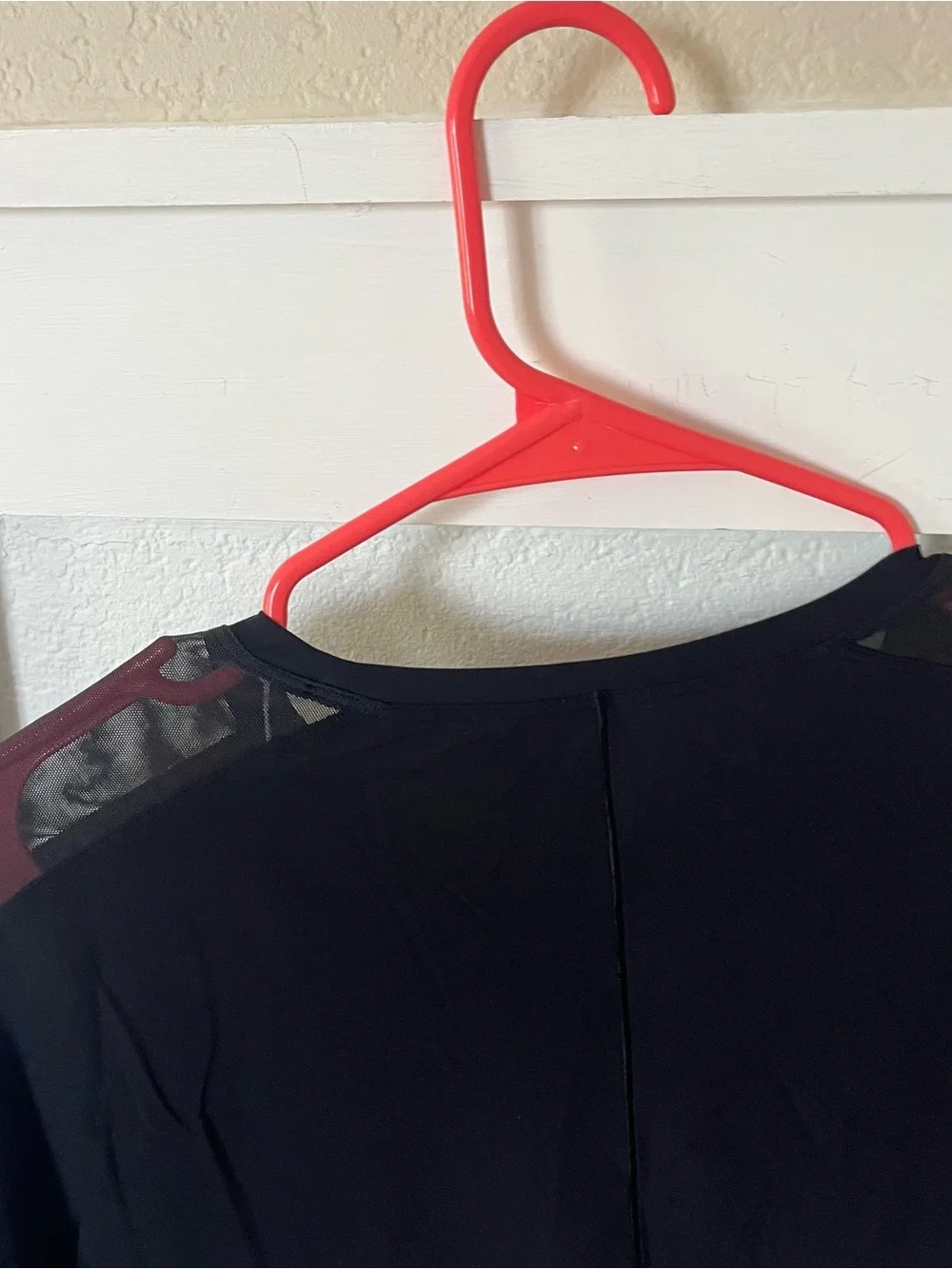 Lululemon Athletica Women's 4 Cropped Workout Long Sleeve Shirt.
